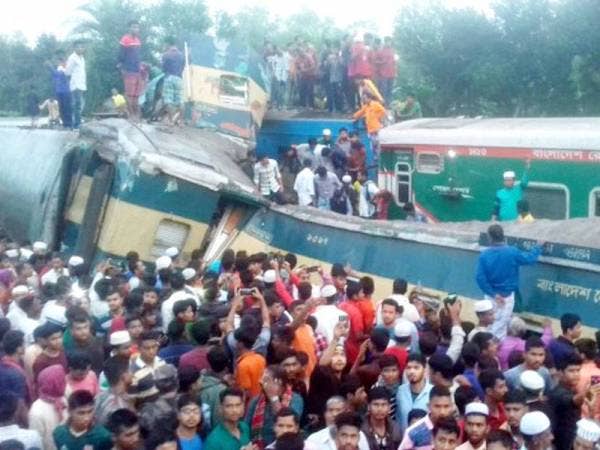 Orang ramai mengerumuni lokasi kejadian di mana dua buah kereta api bertembung di Bangladesh hari ini. - Foto Masuk Hridoy