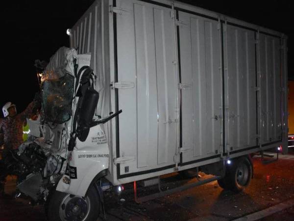 Keadaan lori yang remuk menyebabkan mangsa tersepit dan meninggal dunia di lokasi kejadian.