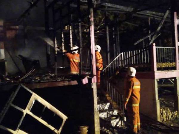 Anggota bomba bertungkus-lumus melakukan pemadaman.