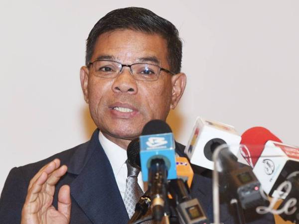 Saifuddin Nasution menyampaikan ucapan pada Simposium Persaingan Setara Kos Sara Hidup hari ini. -Foto Bernama