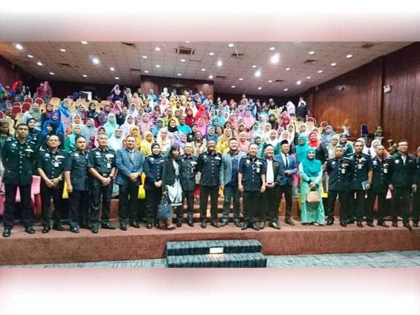 Mat Kasim (dua dari kiri) dan Kamal Affandi (dua dari kanan) pada sidang media selepas Program Pencegahan Jenayah bertemakan 'Kehilangan Kanak-Kanak, Di manakah Silapnya?' di IPK Melaka hari ini.