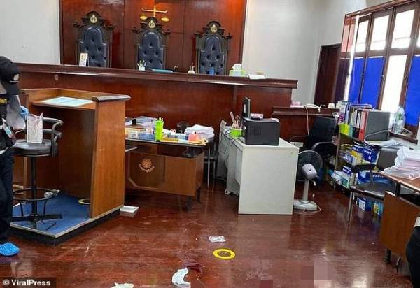 Keadaan dalam mahkamah tersebut sejurus insiden tembakan itu.