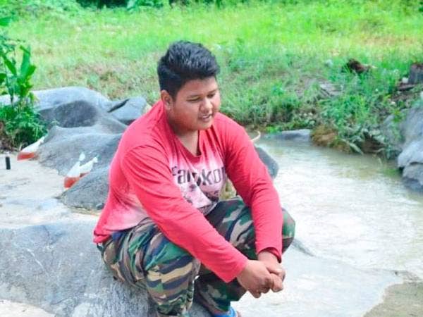 Mohamad Syahadam menjadikan alur sungai di belakang rumah untuk mandi dan membasuh.