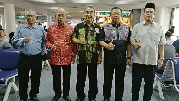 MOHD ALI (tiga dari kanan) bersama orang kuat DMDI. 