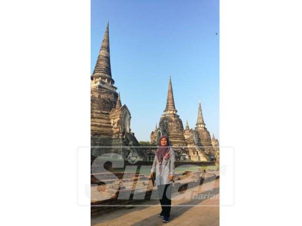 PENULIS merakam kenangan di Chat Chaiwattanaram iaitu sebuah lokasi bersejarah di Ayutthaya.