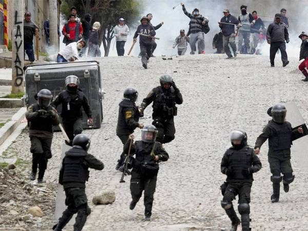 Perusuh dan polis anti rusuhan bertempur semasa tunjuk perasaan di La Paz.