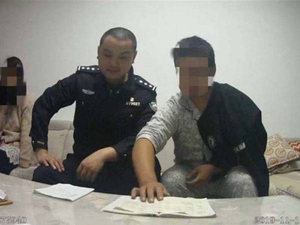 Si suami berjaya diselamatkan oleh polis gara-gara tertekan isteri boros sempena 'sale 11.11'. - Foto China Press