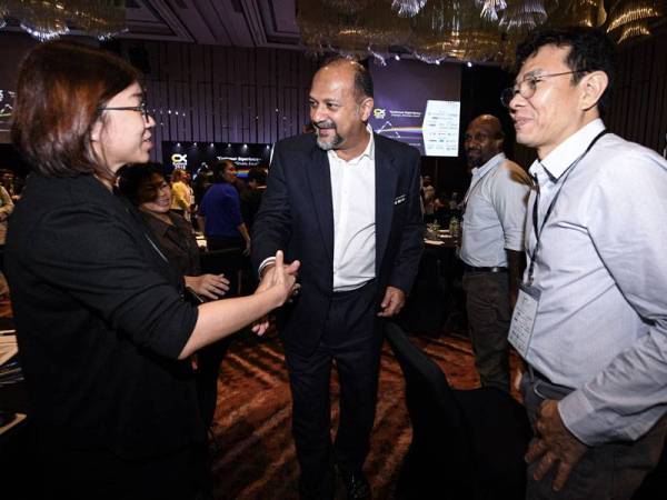 Gobind Singh (tengah) ketika beramah mesra dengan para para peserta pada majlis CX Summit 2019 hari ini. - Foto Bernama