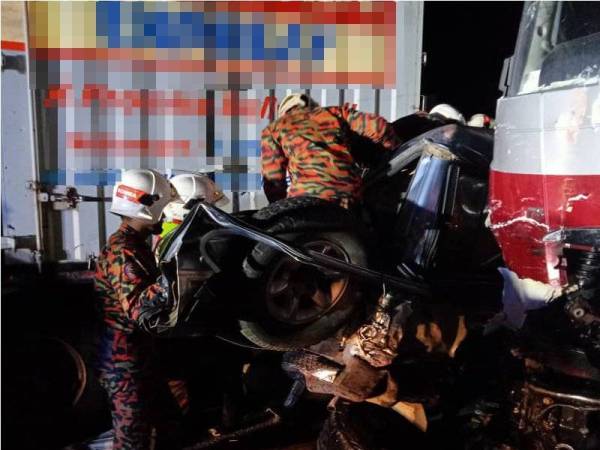 Anggota bomba menggunakan pemotong hidraulik bagi mengeluarkan mangsa yang tersepit dalam nahas berkenaan malam tadi.