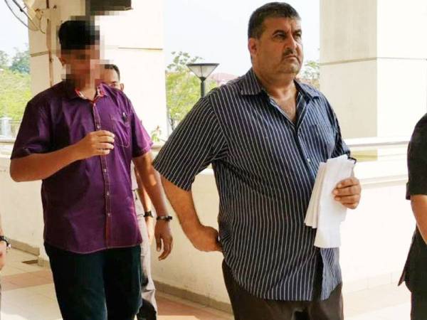 Rahman (berbaju biru) mengaku bersalah melonggokkan sisa pepejal pembinaan tanpa kebenaran Ogos lalu.