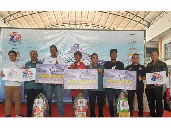 Ammar (empat dari kanan) dan Pengurus Wakjali Event Management, Md Zali Kasran (dua dari kiri) bersama pemenang Program Jelajah Surfcasting Tourism Malaysia siri kelapan di Pantai Tambak Pontian.