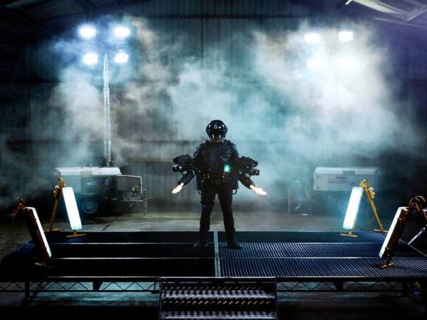 UJIAN penerbangan yang dirakam menggunakan sut terbang ciptaan Browning. Foto: www.redbull.com