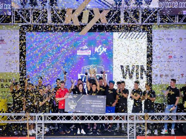 ZHANG YU menayangkan piala kejuaraan R U Tough Enough Southeast Asia 2019 selepas berjaya menewaskan 17 finalis seluruh Asia Tenggara.