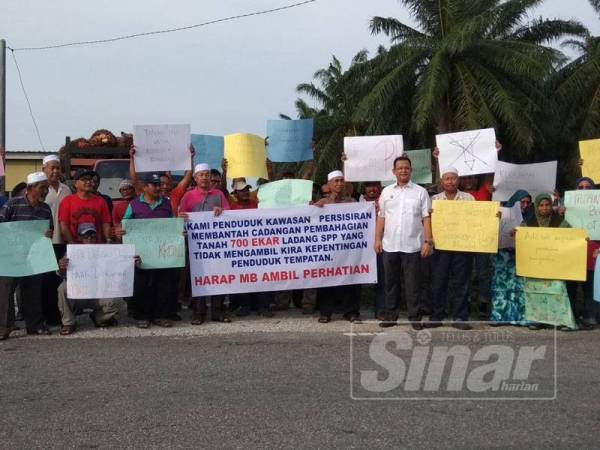 Penduduk mengadakan perhimpunan aman mendesak kerajaan negeri khususnya Ahmad Faizal campur tangan dalam isu pengagihan tanah 280 hektar di kawasan Kampung Bagan Lalang di sini.