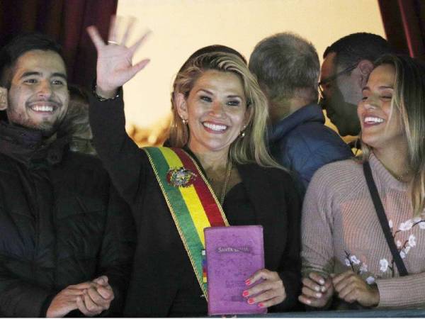 Anez (tengah) berucap kepada orang ramai dari balkoni Istana Quemado selepas beliau mengisytiharkan dirinya sebagai Presiden sementara semalam.