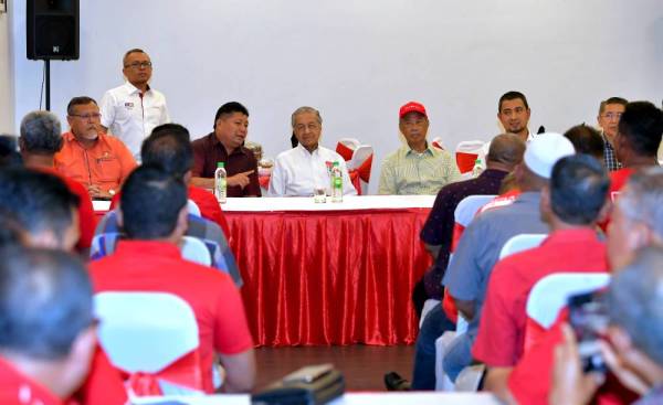 Dr Mahathir mempengerusikan mesyuarat tertutup bersama-sama ketua PDM PH sempena PRK Parlimen Tanjung Piai, di Pusat Perdagangan Pontian hari ini. - Foto Bernama