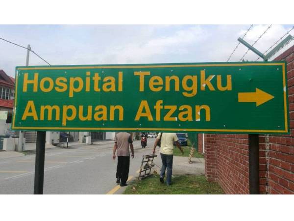 Mangsa cedera ditikam mendapatkan rawatan di Hospital Tengku Ampuan Afzan.