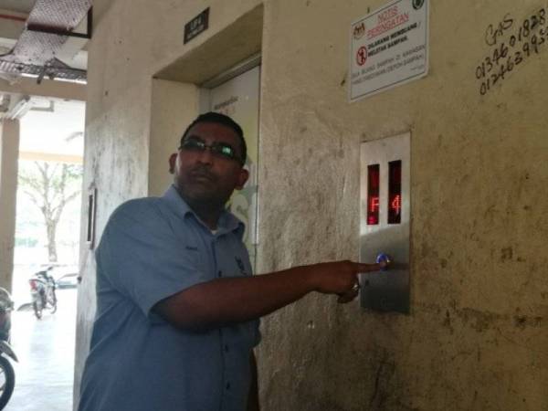 Asrul menunjukkan lif yang rosak.