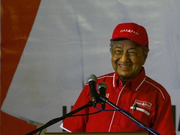 Dr Mahathir berucap pada Program Ceramah Pakatan Harapan PRK Tanjung Piai di Tapak Terminal Bas Kukup Laut malam tadi. - Foto: Sharifudin Abdul Rahim