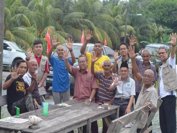 Badhrulhisham (duduk tiga dari kiri) menyifatkan tawaran partinya bukanlah bersifat berhati-hati tetapi menggambarkan satu ‘kejujuran’ sebagai pembangkang. - Foto FB Berjasa