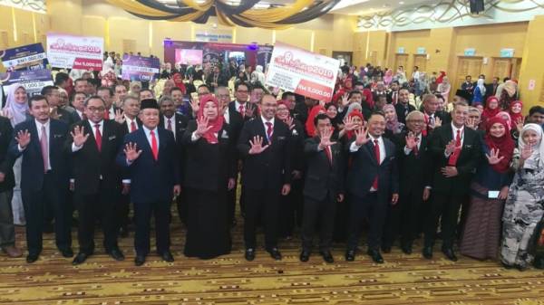 Shakib (lima dari kiri) bersama tetamu kehormat dan pemenang-pemenang anugerah pada Hari Inovasi dan Kecemerlangan Jabatan Penerangan Malaysia 2019 di Kompleks KKMM, Putrajaya kelmarin.