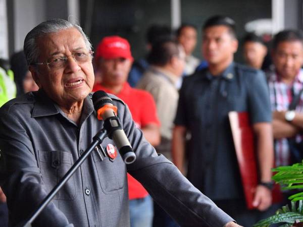 Dr Mahathir menyampaikan ucapan ketika hadir untuk bersarapan pagi bersama NGO Pontian di Pekan Nanas hari ini.
- Foto Bernama
