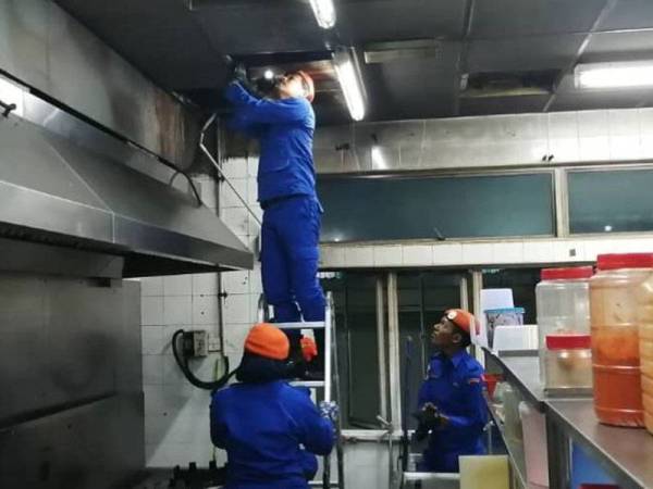 APM menjalankan pemeriksaan di sekitar kawasan kantin kilang ini semalam. SUMBER: APM