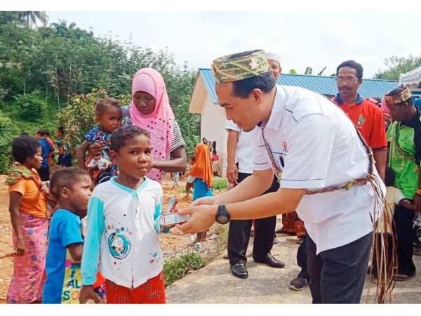 Muhamad Azli menyantuni anak Orang Asli suku Bateq Kampung Kuala Koh dalam Program Bersama Komuniti Peringkat Negeri Kelantan.