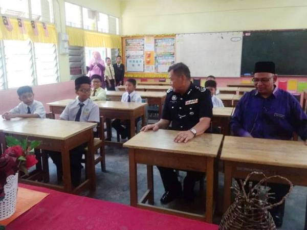 Abdul Hamid (dua dari kanan)dan Abu Kasim (kanan) ketika melawat murid SK Jerantut hari ini.