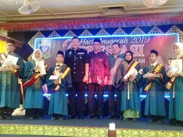 Abdul Hamid (empat dari kiri), Abu Kasim (lima dari kiri) dan Azman (empat dari kanan) bersama penerima tokoh utama sempena majlis tersebut.