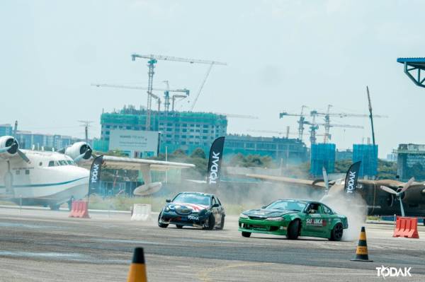 AKSI drift yang dipamerkan oleh pemandu profesional.