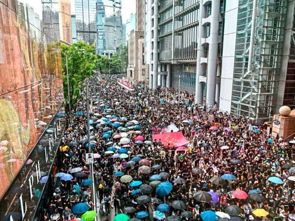 Ratusan ribu penduduk Hong Kong keluar berhimpuan sejak awal Jun lalu. Foto AFP