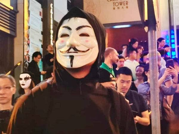 Kebanyakan peserta perhimpunan mengenakan topeng untuk mengelakkan wajah mereka dikesan pihak berkuasa. Foto Zamri Rambli