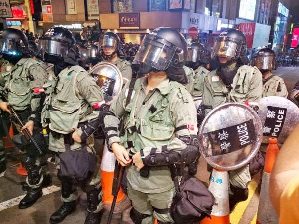 Anggota polis mempertahankan kawasan Lan Kwai Fong baru-baru ini. Foto Zamri Rambli