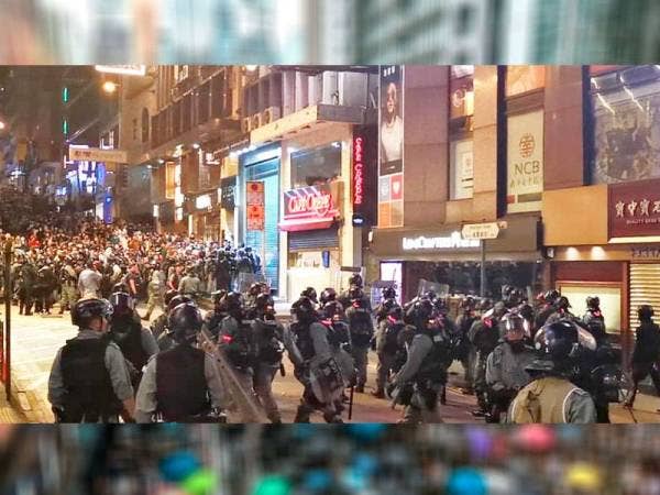 Pasukan polis membuat sekatan ke atas peserta perhimpunan yang mahu berkumpul di kawasan Lan Kwai Fong, Hong Kong baru-baru ini. - Foto Zamri Rambli