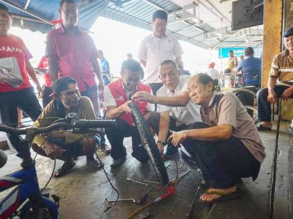 Karmaine bertanya khabar peniaga.