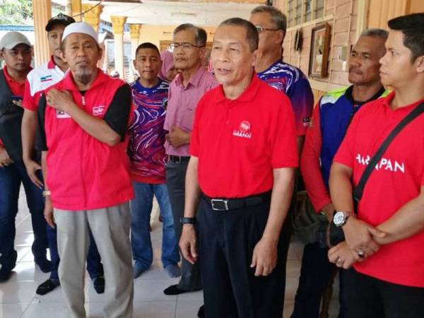 Karmaine (tiga dari kanan) ketika berkempen di kawasan Pekan Nanas.