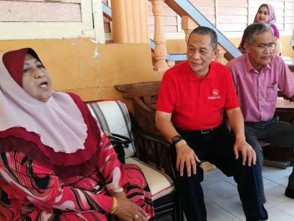 Karmaine meluangkan masa melawat seorang penduduk.