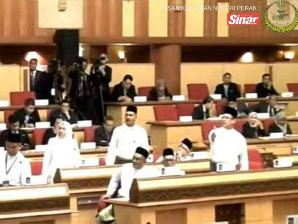 Sebahagian ADUN pembangkang bangun mempertikaikan keputusan Speaker DUN meneruskan soalan lisan lain tanpa pihak kerajaan menjawab soalan tambahan.