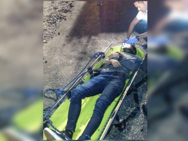 Mangsa dibawa naik menggunakan pengusung sebelum diberikan rawatan oleh pasukan paramedik. - Foto JBPMKL