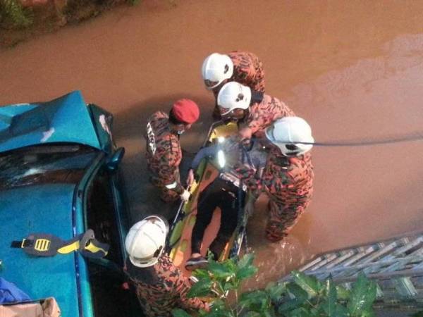 Mangsa yang terperangkap dalam kereta dibawa naik oleh pasukan bomba dalam operasi menyelamat awal pagi tadi. - Foto JBPMKL