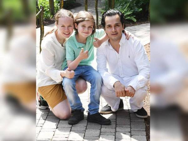 Laurent bersama ibu bapanya, Alexander dan Lydia.