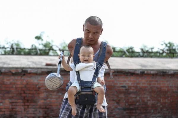 Wang Gang mendokong anaknya. - Foto: China Xinhua News