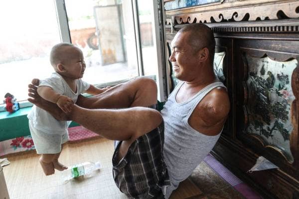 Wang Gang bermain dengan anaknya. - Foto: China Xinhua News