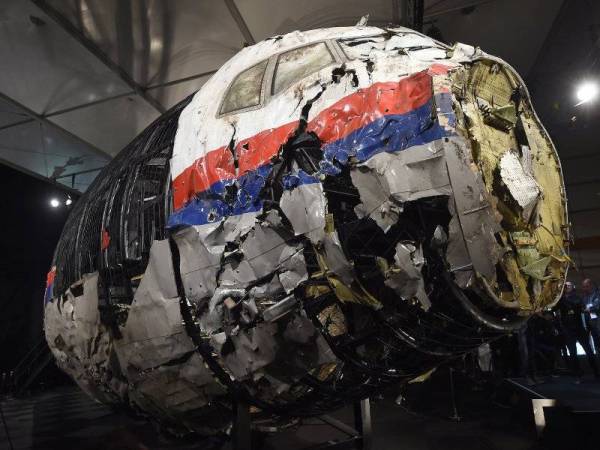 Kokpit pesawat MH17 milik Malaysia Airlines yang ditembak jatuh di Ukraine pada tahun 2014 dipertonton kepada media ketika pembentangan laporan punca nahas di pengkalan udara Gilze Rijen pada 13 Oktober 2015. - FOTO AFP