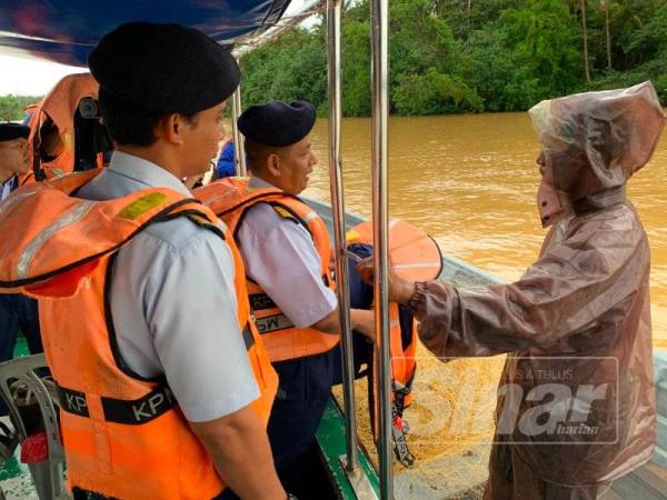 Muhammad Nur Syam (dua,kanan) sempat menyapa Mahadi Mahmood dan memberi penerangan ringkas mengenai keperluan menggunakan jaket keselamatan.