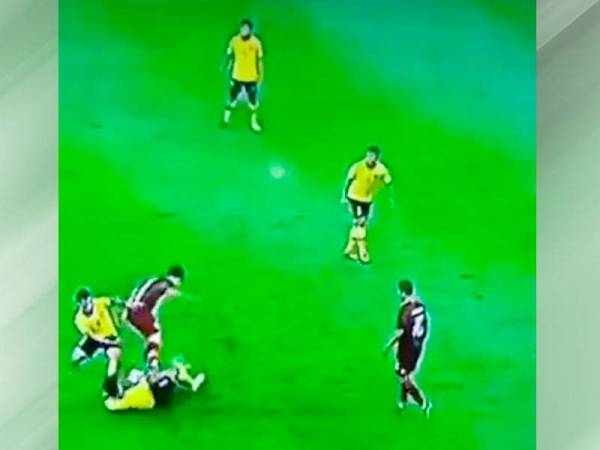 Tangkapan layar video yang menunjukkan Aidil Zafuan melakukan rolling tackle kini tular di seluruh dunia.