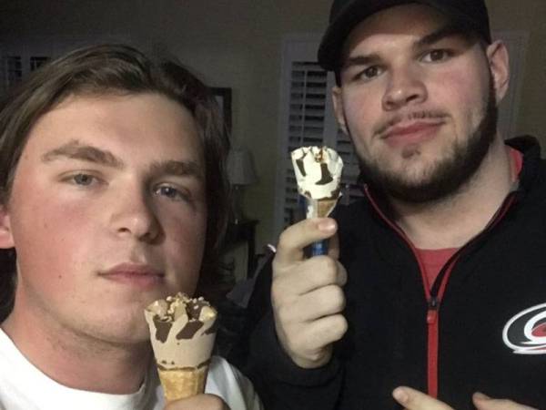 Davis (kiri) telah menggantikan ais krim Campen sebelum memuat naik gambar mereka di Twitter peribadinya.