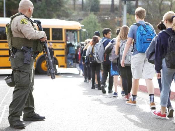 Pelajar Sekolah Tinggi Saugus di California diarah menaiki bas ke kawasan selamat selepas insiden tembakan yang meragut dua nyawa dan mencederakan tiga yang lain. - Foto AFP