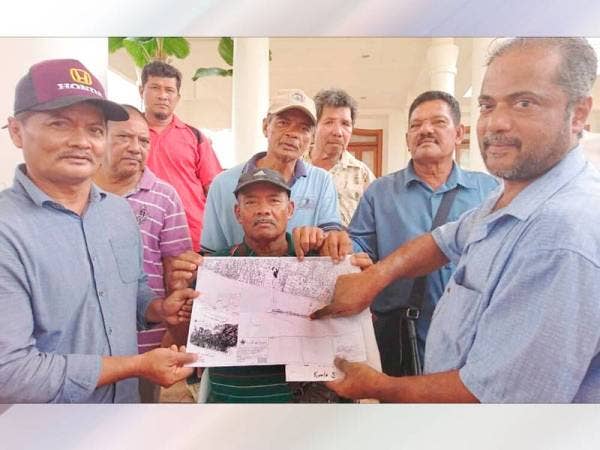 Zakariah (kanan) bersama nelayan menunjukkan kawasan yang telah dirizabkan bagi syarikat swasta berkenaan seluas 8.09 hektar.